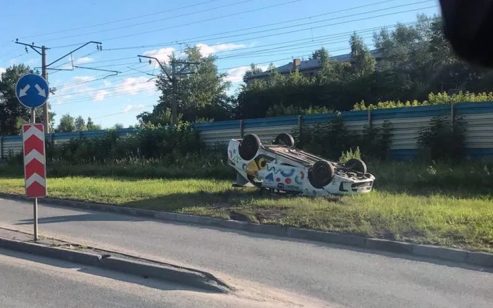 В Новосибирске автомобиль Яндекс Такси после ДТП перевернулся на крышу