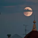 Барнаульский фотограф снял огромную Луну в преддверии Суперлуния