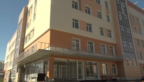 Новое здание крупнейшей в Барнауле поликлиники показали журналистам