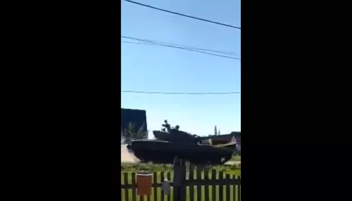 Жители Топчихи жалуются на проносящиеся по улицам танки