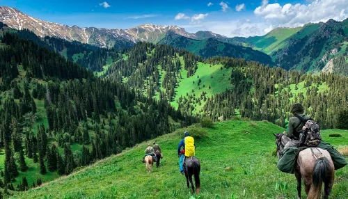 В Республике Алтай туристку с тяжелыми травмами эвакуировали с гор на вертолете