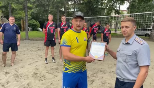 В Алтайском крае команды сотруднков УФСИН и заключенных сыграли в волейбол