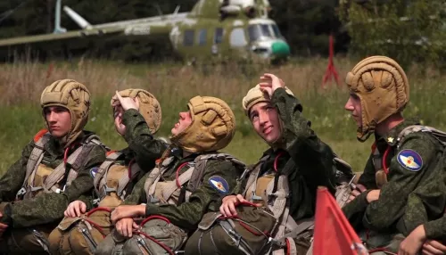 Юные курсанты клуба алтайского Маргеловец впервые прыгнули с парашютом