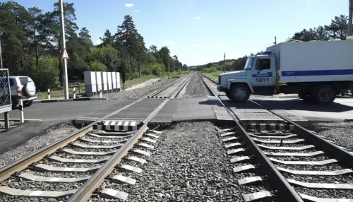 В Барнауле радиоведущие провели эфир у железной дороги