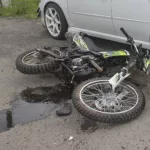 На Алтае 19-летний мотоциклист с пассажиром врезался в Ниву на встречке