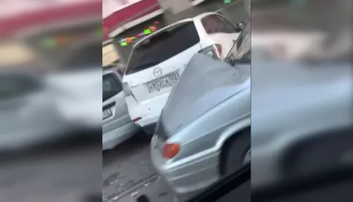 Внедорожник протаранил автомобили на парковке в Барнауле