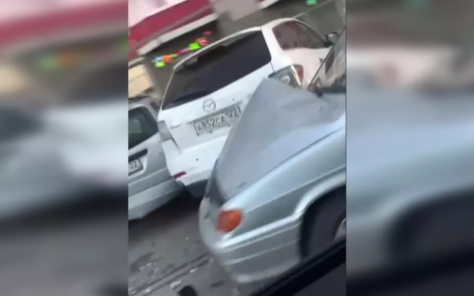 Внедорожник протаранил автомобили на парковке в Барнауле