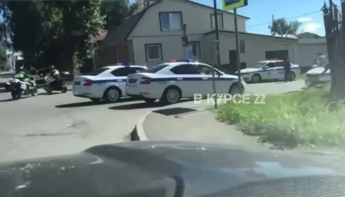 В Барнауле шесть машин и два мотоцикла ДПС догнали и окружили Жигули