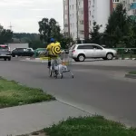 В Барнауле курьер прокачал велосипед с помощью магазинной тележки