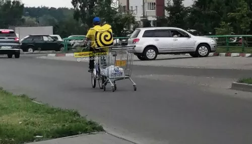 В Барнауле курьер прокачал велосипед с помощью магазинной тележки