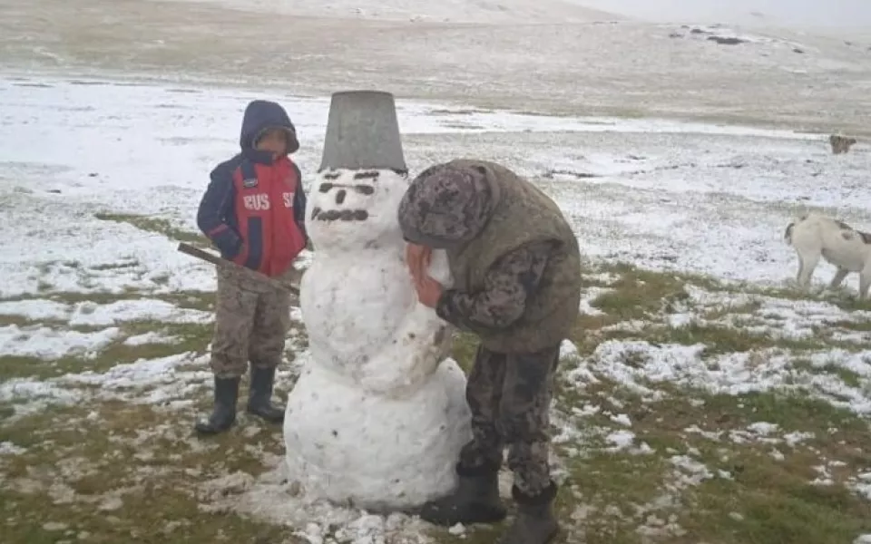 В Республике Алтай в середине лета в горах выпал снег