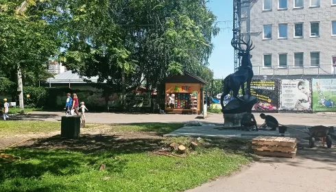 В барнаульском парке Лесная сказка поселился четырехметровый олень