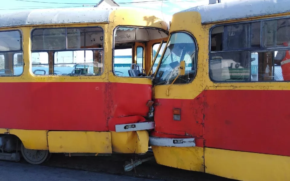 В Барнауле на конечной станции столкнулись два трамвая