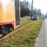 В Барнауле легковушка заехала на рельсы и заблокировала движение трамваев