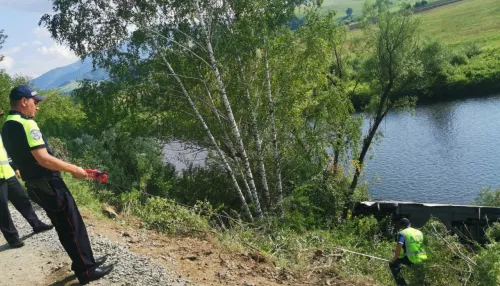 Вытаскивали тросами. Появились фото и видео с места ДТП с автобусом на Алтае