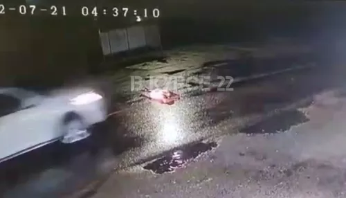 В Алтайском крае автомобиль задавил лежащего на дороге человека