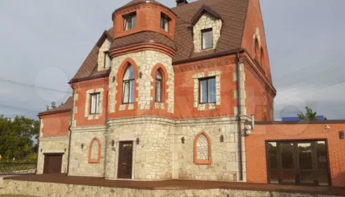 В Белокурихе продают особняк - замок с камином у бассейна за 39 млн рублей
