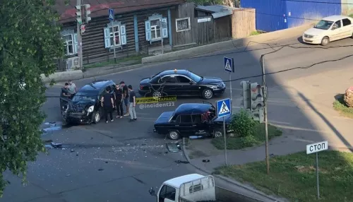 В центре Барнаула на перекрестке столкнулись иномарка и ВАЗ