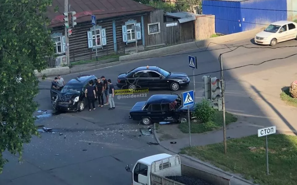 В центре Барнаула на перекрестке столкнулись иномарка и ВАЗ