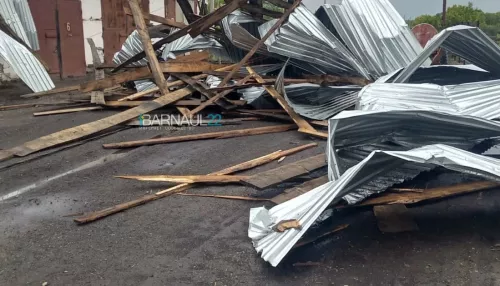 В Алтайском крае ураган снес крыши у гаражей училища