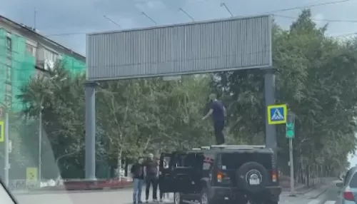 Мужчина станцевал на крыше внедорожника на одной из улиц Новосибирска