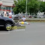 Возле барнаульского торгового центра сбили пожилую женщину