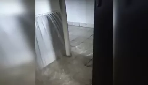 Вода лилась со всех щелей: в барнаульской новостройке затопило подъезд