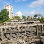 В Барнауле в районе моста на Новом рынке установили опоры для теплосети