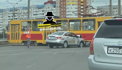 Трамвай помял такси на перекрестке в Индустриальном районе Барнаула