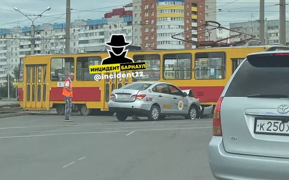 Трамвай помял такси на перекрестке в Индустриальном районе Барнаула