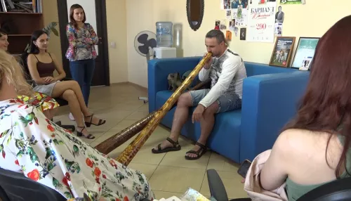 В Барнаул приехал музыкант с лечебным инструментом аборигенов