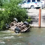 В Республике Алтай автомобиль упал в реку – водитель в тяжелом состоянии
