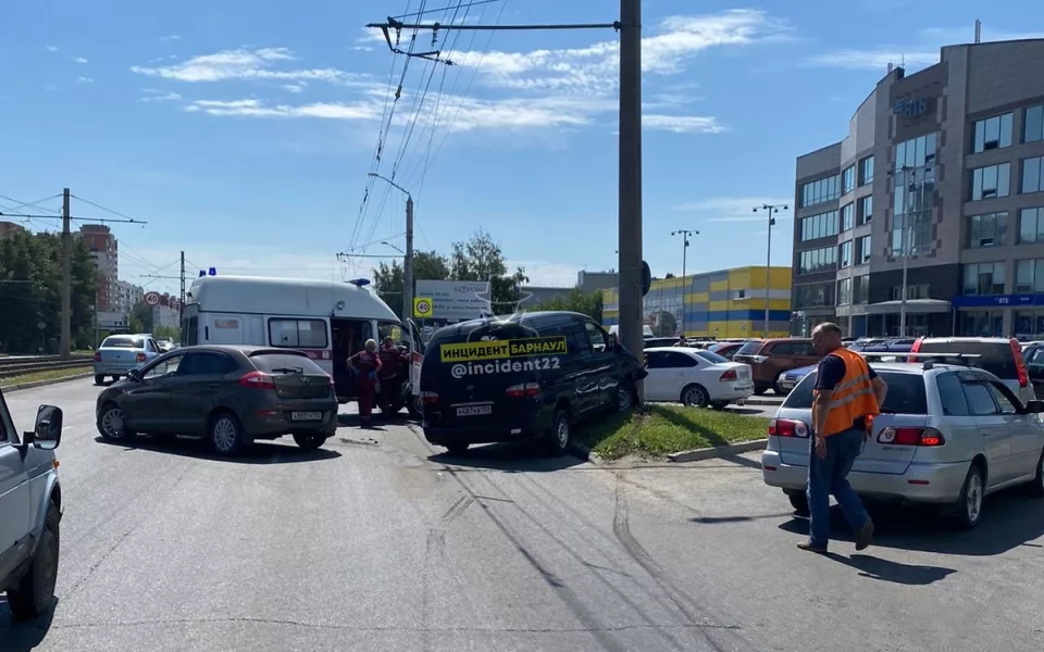 В Барнауле иномарка протаранила столб после ДТП на Малахова