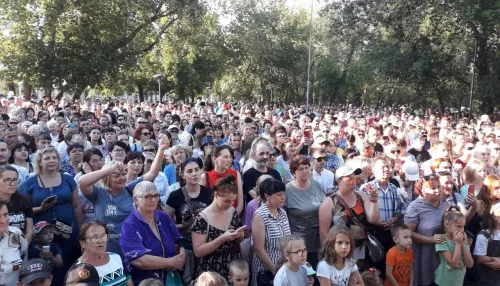 Тысячи барнаульцев пришли на вечер памяти Юрия Шатунова