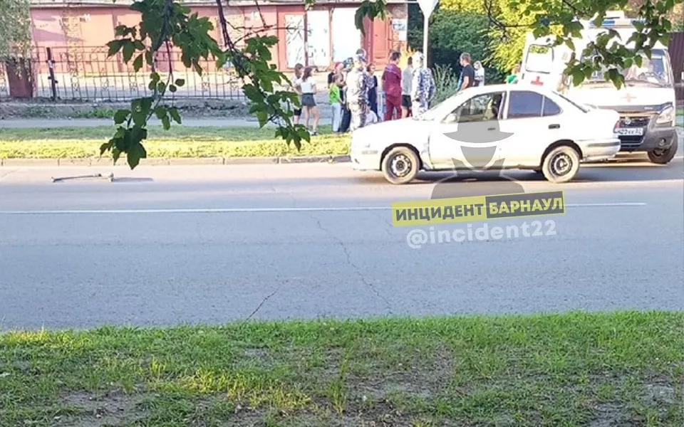 В Барнауле возле остановки автомобиль сбил ребенка