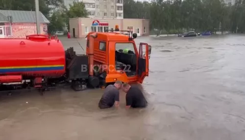 В Барнауле дорожники очищают ливневки для спуска воды