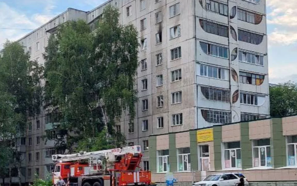 В барнаульской многоэтажке на Павловском тракте произошел пожар