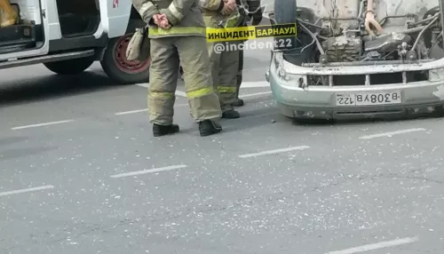 В Барнауле на площади Октября произошло ДТП с перевертышем