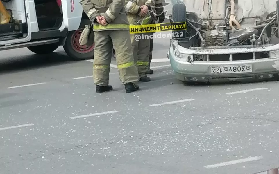 В Барнауле на площади Октября произошло ДТП с перевертышем