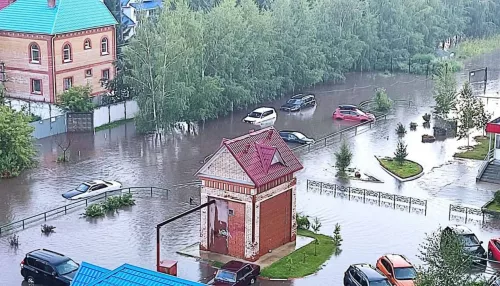 В Барнауле установили личность ребенка, которого унес поток воды на дорогу