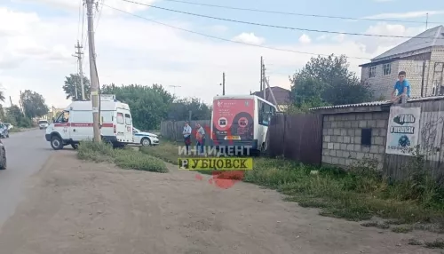 Маршрутка протаранила забор частного дома в Рубцовске