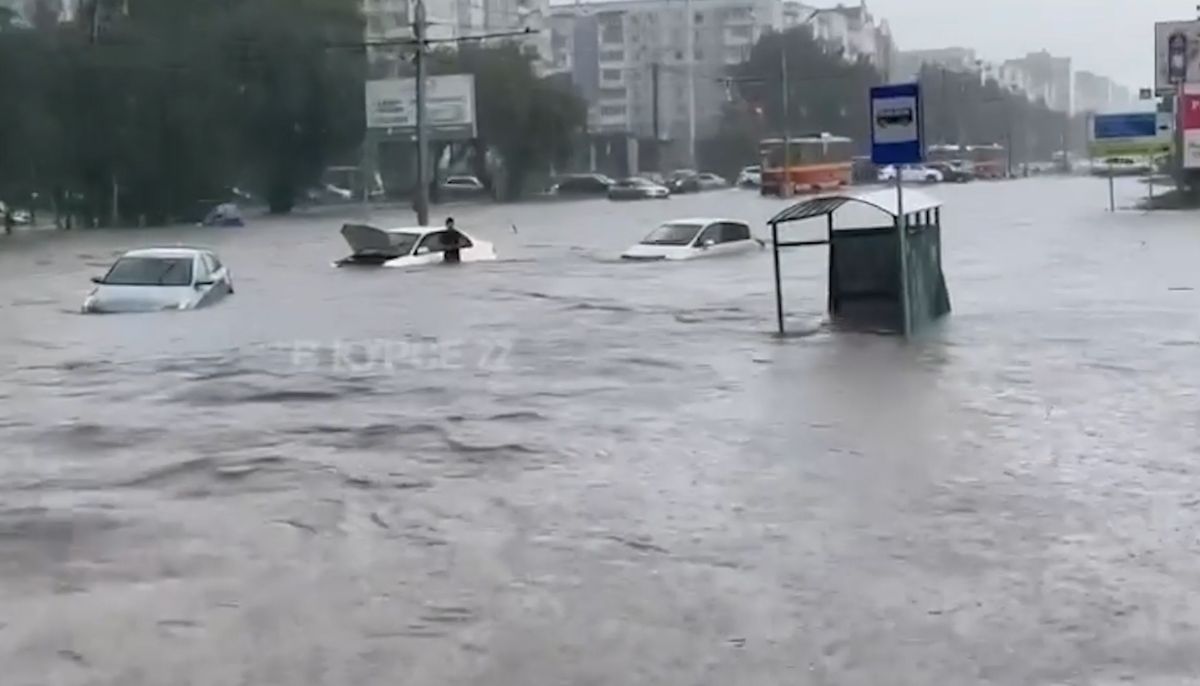 Десятки машин в Барнауле пострадали из-за сильного потопа