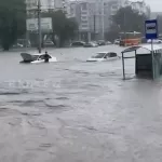 Десятки машин в Барнауле пострадали из-за сильного потопа