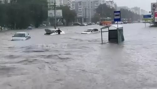 Десятки машин в Барнауле пострадали из-за сильного потопа