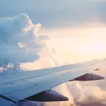 Слетели шапки: у пассажирского самолета во время полета оторвалась дверь