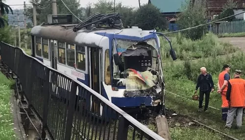 В Бийске остановили весь трамвайный машрут из-за раскуроченного вагона