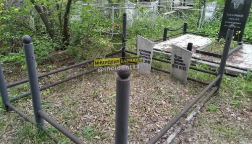 Вандалы спиливают металл и разбивают памятники на Власихинском кладбище