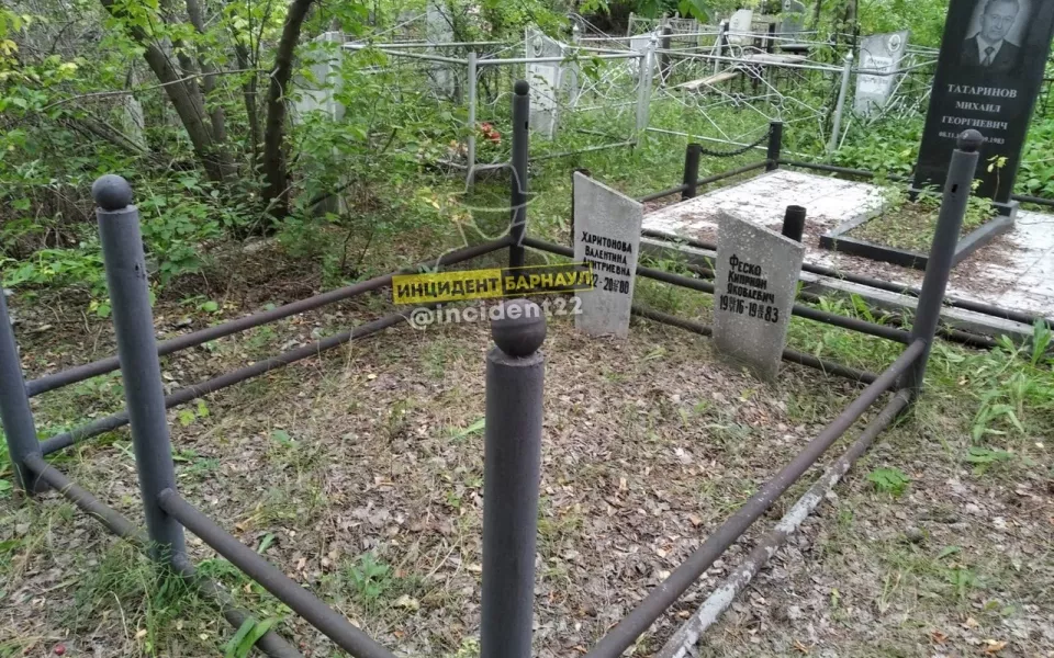Вандалы спиливают металл и разбивают памятники на Власихинском кладбище