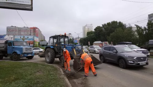 В Барнауле дорожники продолжают устранять последствия ливней