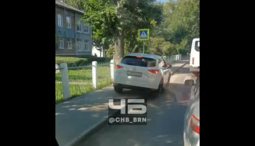 Барнаульцы жалуются на умников, которые объезжают пробки по тротуару